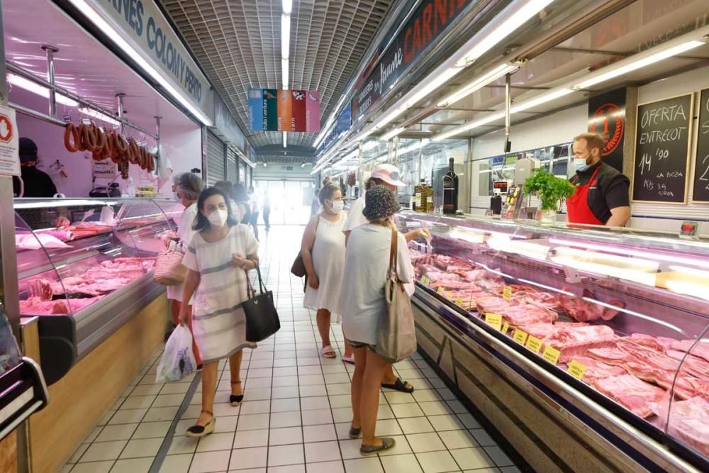 Cierre y cacerolada en el Mercat Nou en protesta por las restricciones