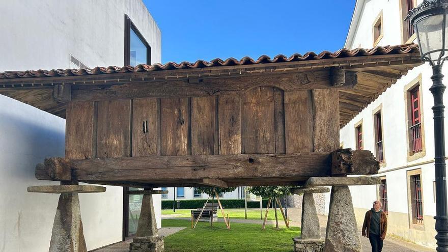 VÍDEO: El hórreo restaurado del siglo XVI ya luce en el centro de Villaviciosa