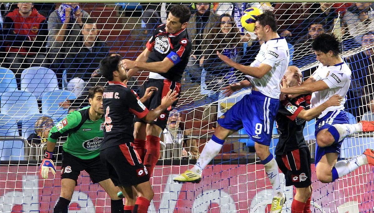 Helder Postiga intenta un remate de cabeza ante el Deportivo.