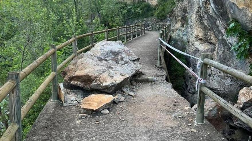 Una roca ha caigut sobre l’itinerari de Vies Verdes i hi ha un alt risc de despreniments