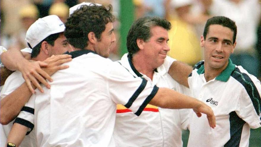 Manolo Santana, con el equipo de la Copa Davis en 1996.