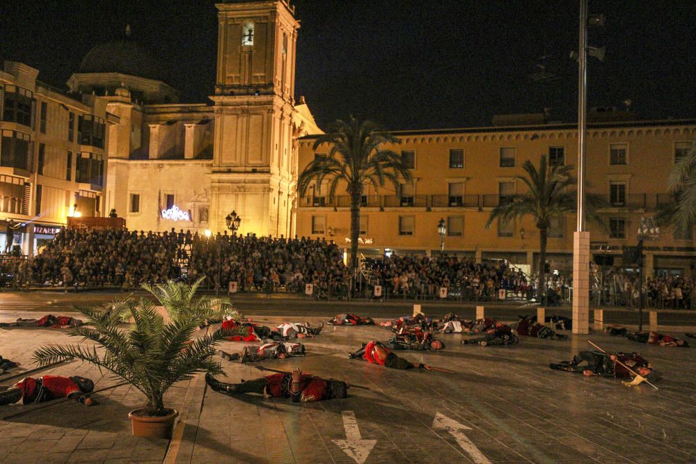 Los bandos de la cruz y la media luna recrean una emocionante embajada frente a Palacio Altamira de Elche.