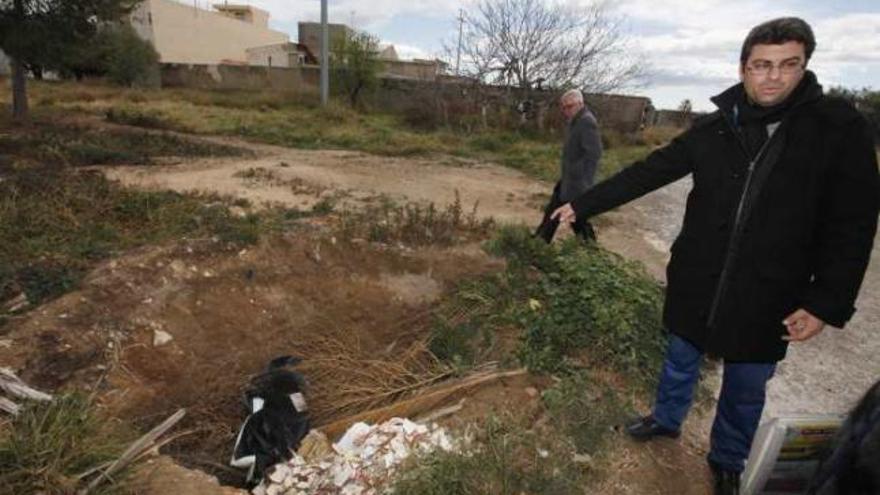 Uno de los afectados por el PRI Montoyos muestra el lugar que ocupaba una vivienda.