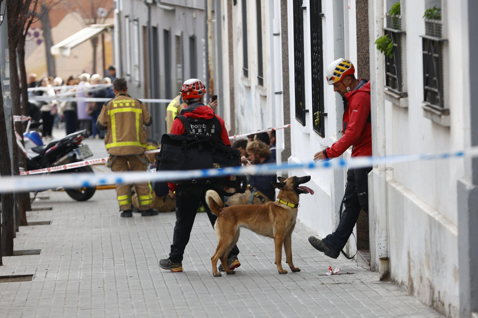 Se derrumba el interior de un edificio de cinco plantas en Badalona