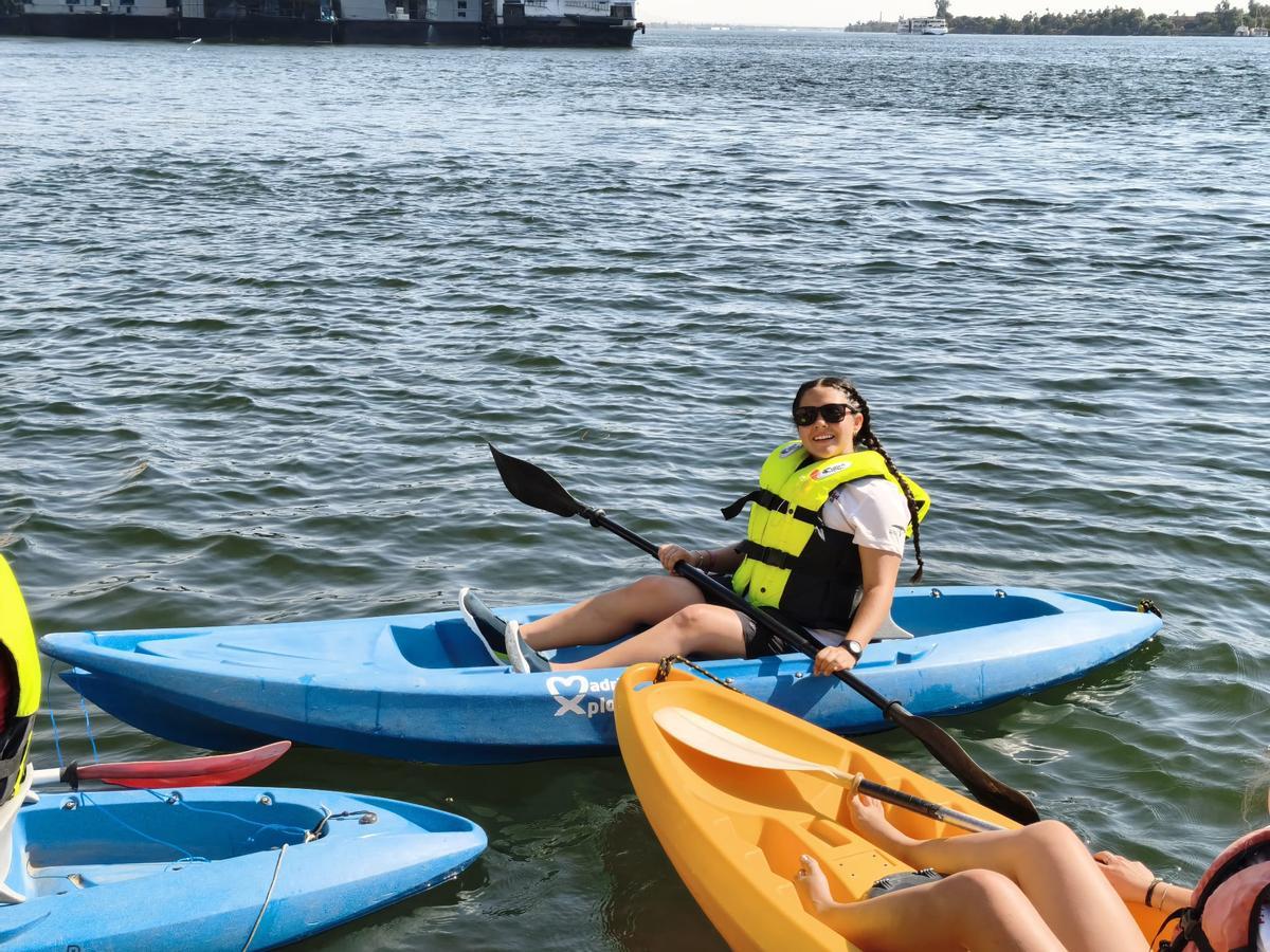 Bea, una de las jóvenes de Madrid Xplora, en un kayak en el Nilo.