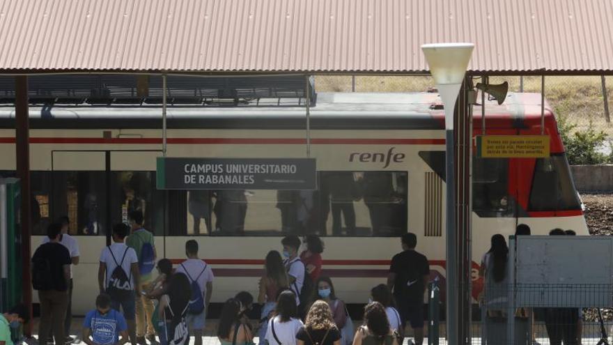 La mayor parte del estudiantado accede a Rabanales en el tren.