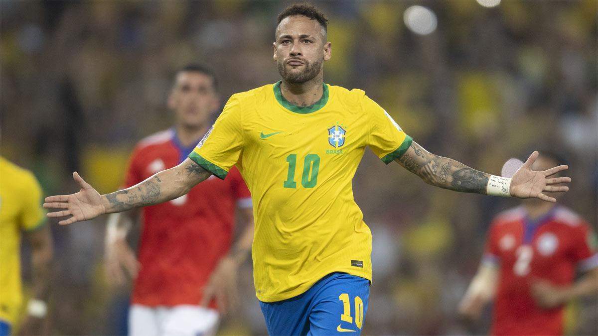 Neymar Jr., que fue el mejor, celebra el gol que marcó de penalti