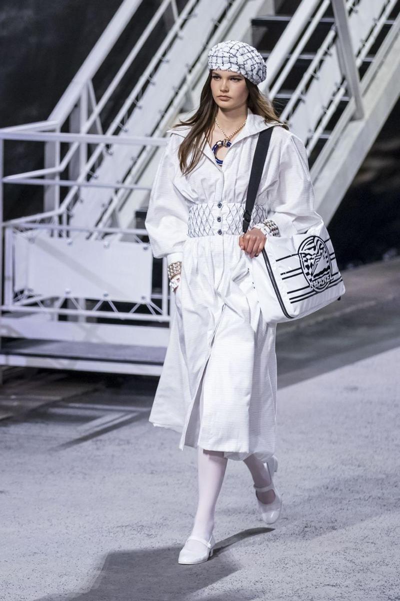 Look en blanco de la colección Crucero de Chanel 2018