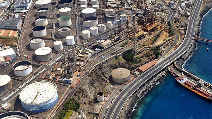 Vista aérea de la refinería de Cepsa en Santa Cruz de Tenerife en una fotografía de archivo.