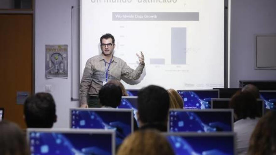 Mazón ayer durante el taller en la Universidad.