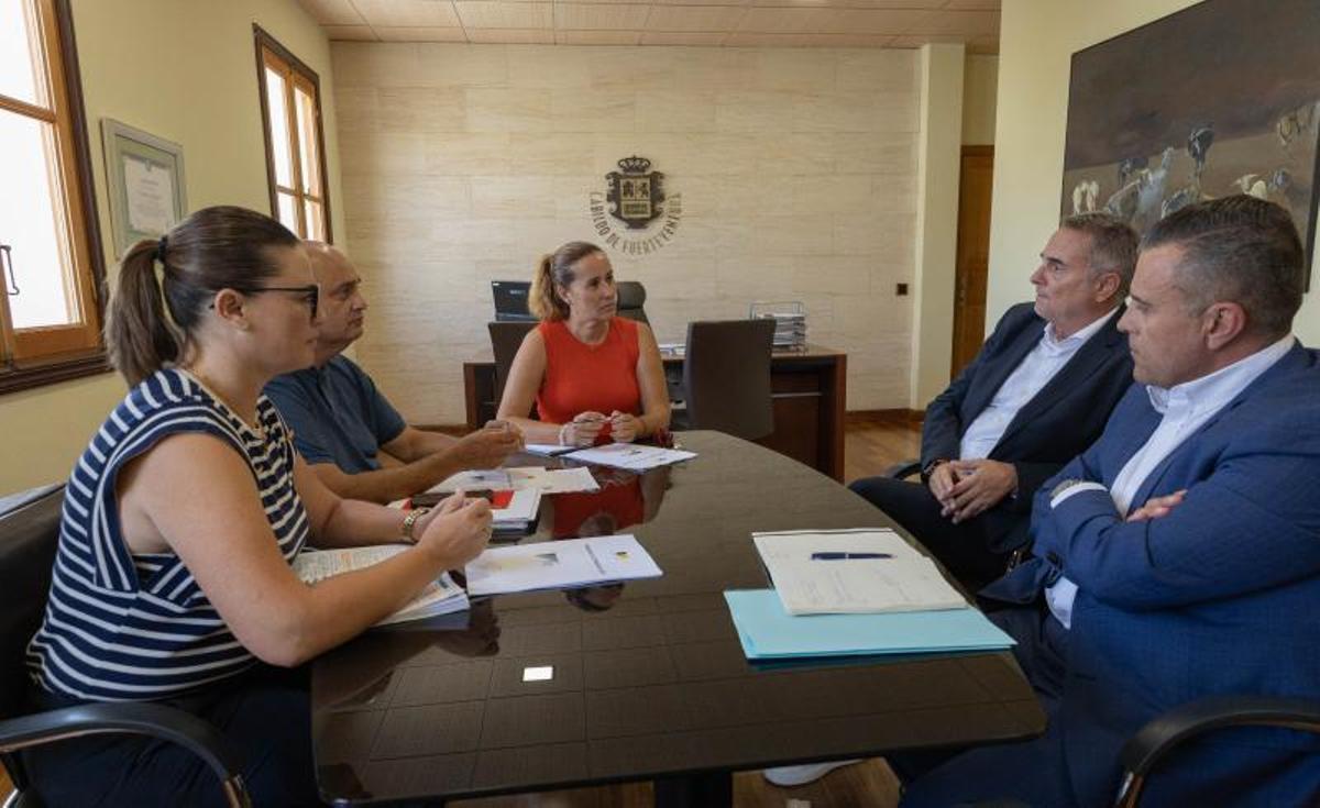Imagen del encuentro entre RIC Private y la presidentainsular, Lola García. | | LP/DLP