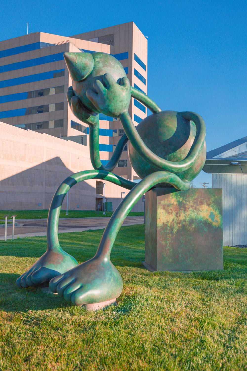 Ecultura Crying Giant de Tom Otterness en el exterior del Kemper Museum.