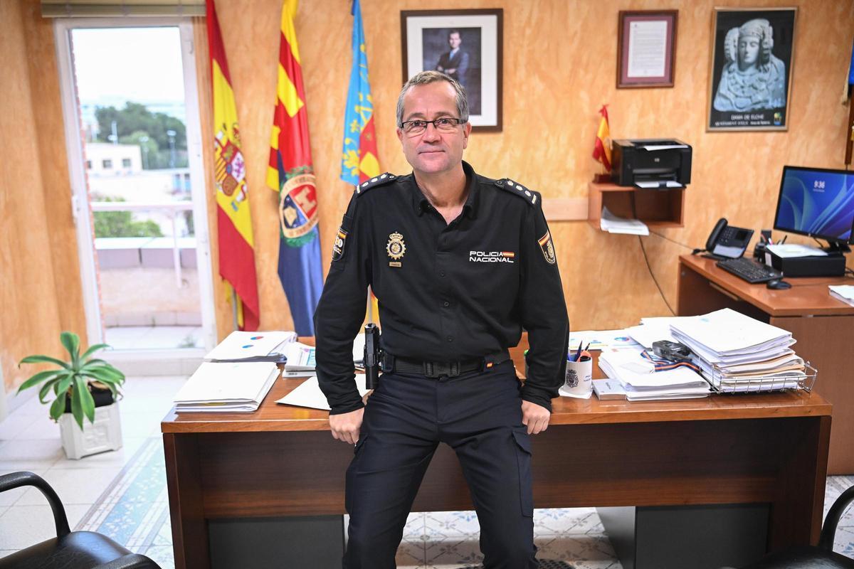El comisario de la Policía Nacional en Elche hasta este lunes, Pedro Montore, en su despacho