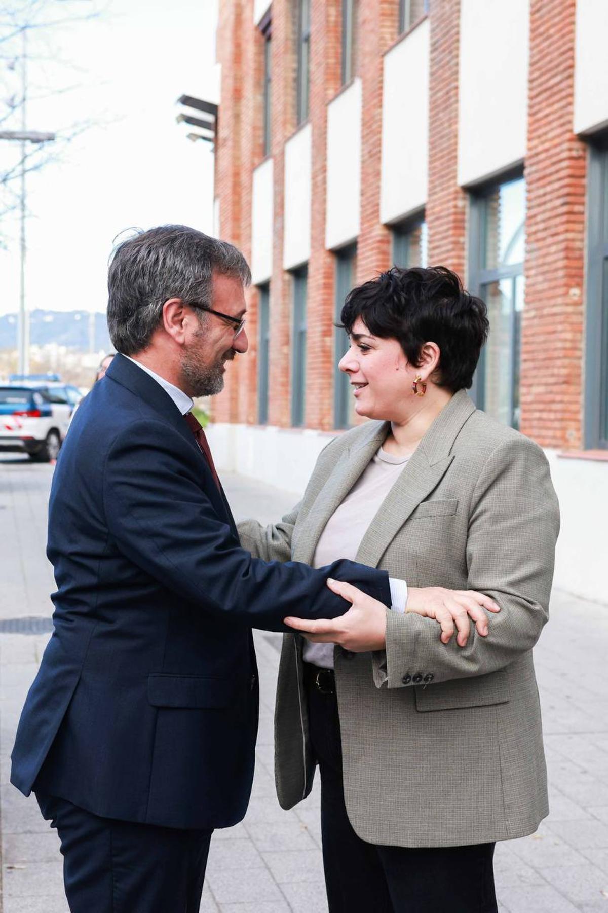 El conseller de Política Lingüística, Francesc Xavier Vila, junto a la alcaldesa de Santa Coloma de Gramenet, Mireia González, a la entrada de La Ciba