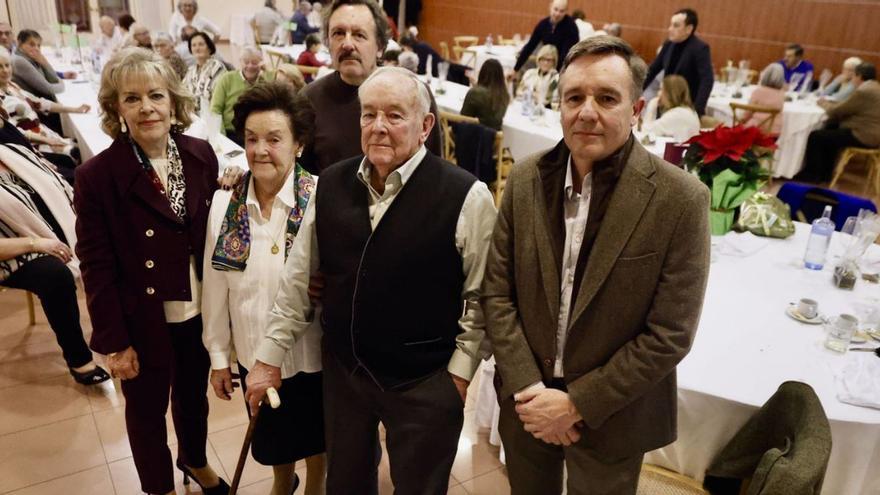 La asociación "Los 16 de Cenero" agasaja a sus mayores | MARCOS LEÓN