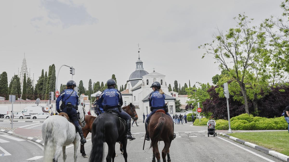 Archivo - Agentes de la Unidad Equestre de la Policía Municipal de Madrid patrullan por las inmediaciones de la pradera de San Isidro.