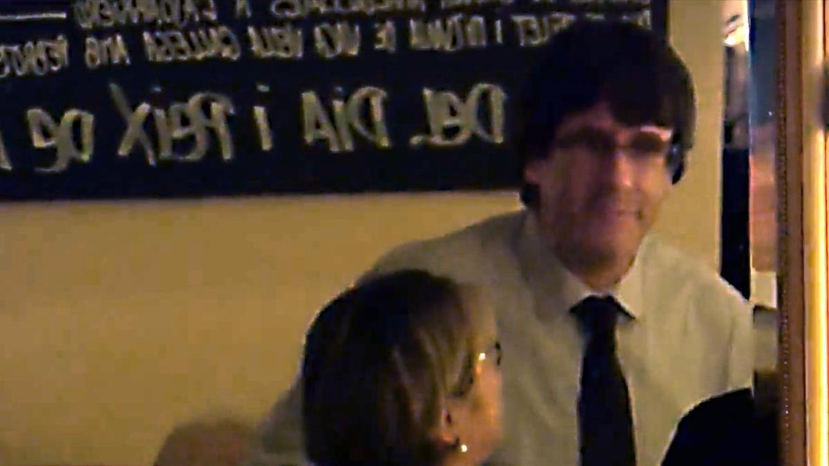 Carles Puigdemont comiendo en un restaurante de Girona en una imagen de La Sexta.