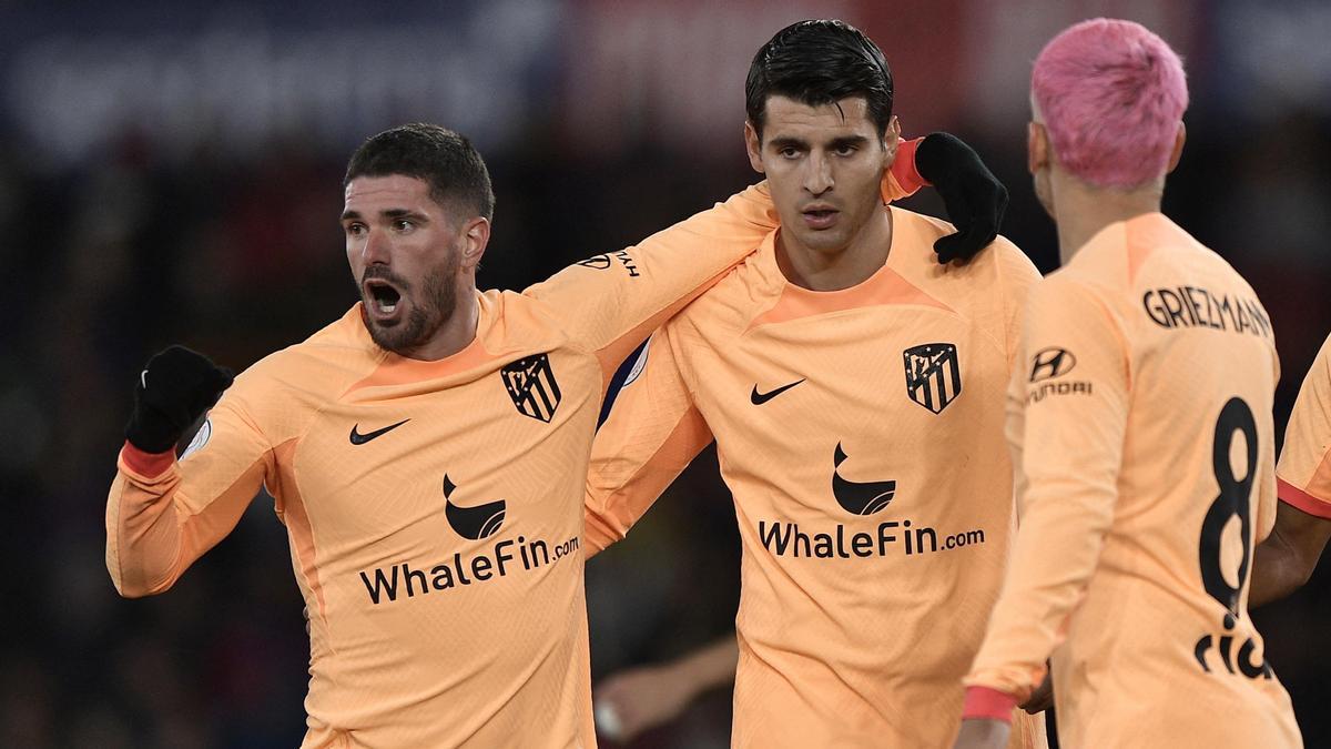 Rodrigo de Paul,, a la izquierda, celebra un gol con el Atlético de Madrid.