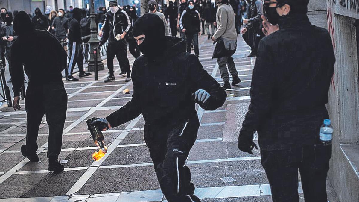 Un manifestante sostiene un cóctel molotov durante un día nacional de huelgas masivas y protestas por la peor tragedia ferroviaria del país que mató a 57 personas la semana pasada.