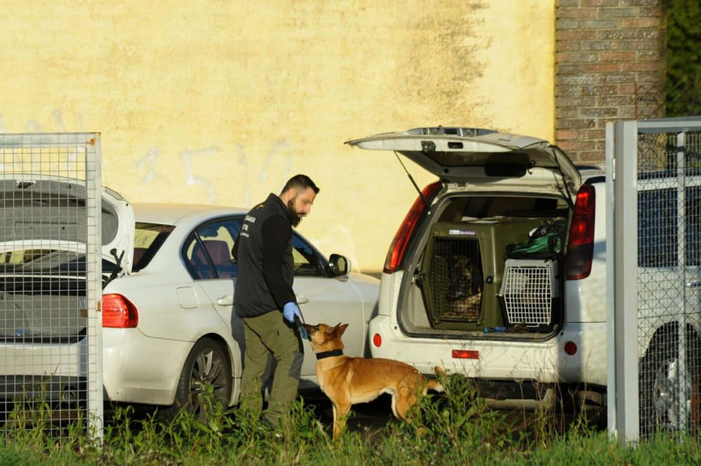 La Guardia Civil registra la nave de Asados