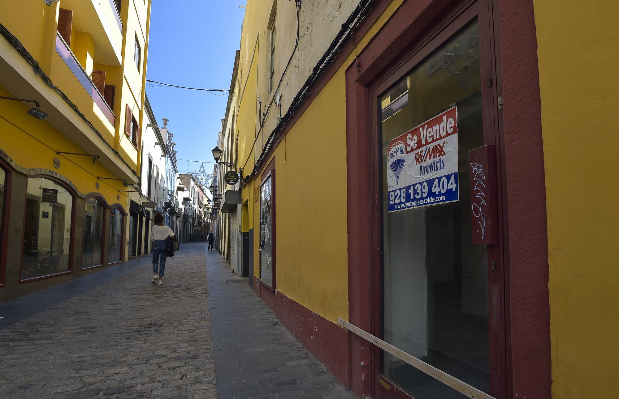 Comercios cerrados o en disolución total en la zona comercial de Triana