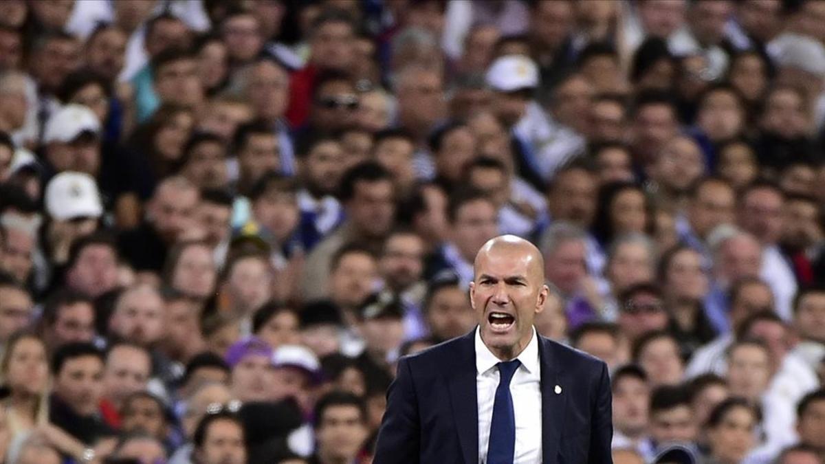 Zinedine Zidane durante el Clásico en un Bernabéu abarrotado