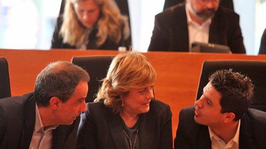 Los consellers del PP Álex Minchiotti, Mercedes Prats y Rafa Triguero, en primera fila, ayer durante el pleno.