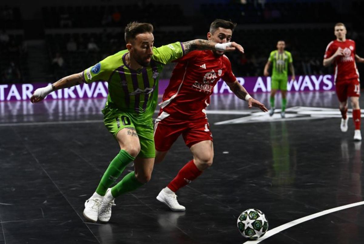 Rivillos protege el balón.