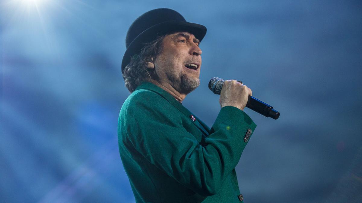 Joaquín Sabina, en concierto, con su característico bombín.