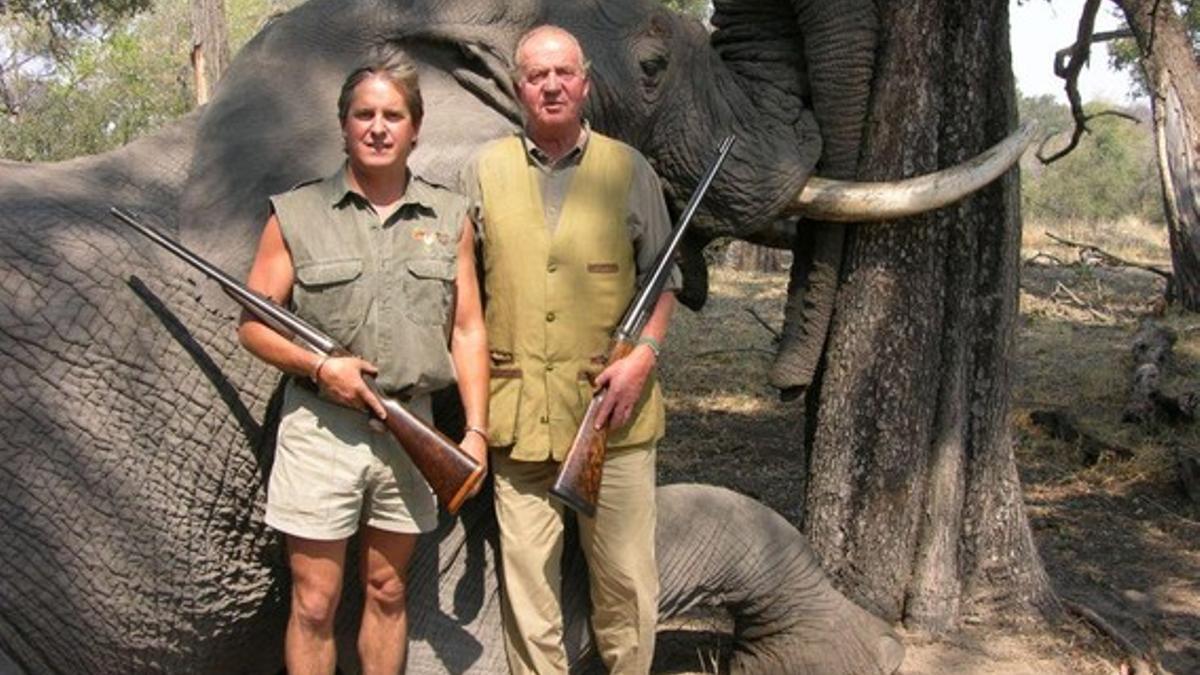 El Rey posa con el propietario de Rann Safaris, frente a un elefante abatido durante una cacería en el año 2007