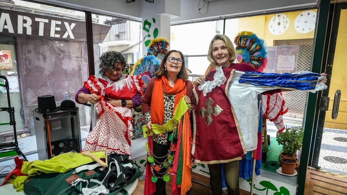 Vídeo | El ropero comunitario El Prestao de Badajoz ofrece trajes de Carnaval para darles "una nueva vida"