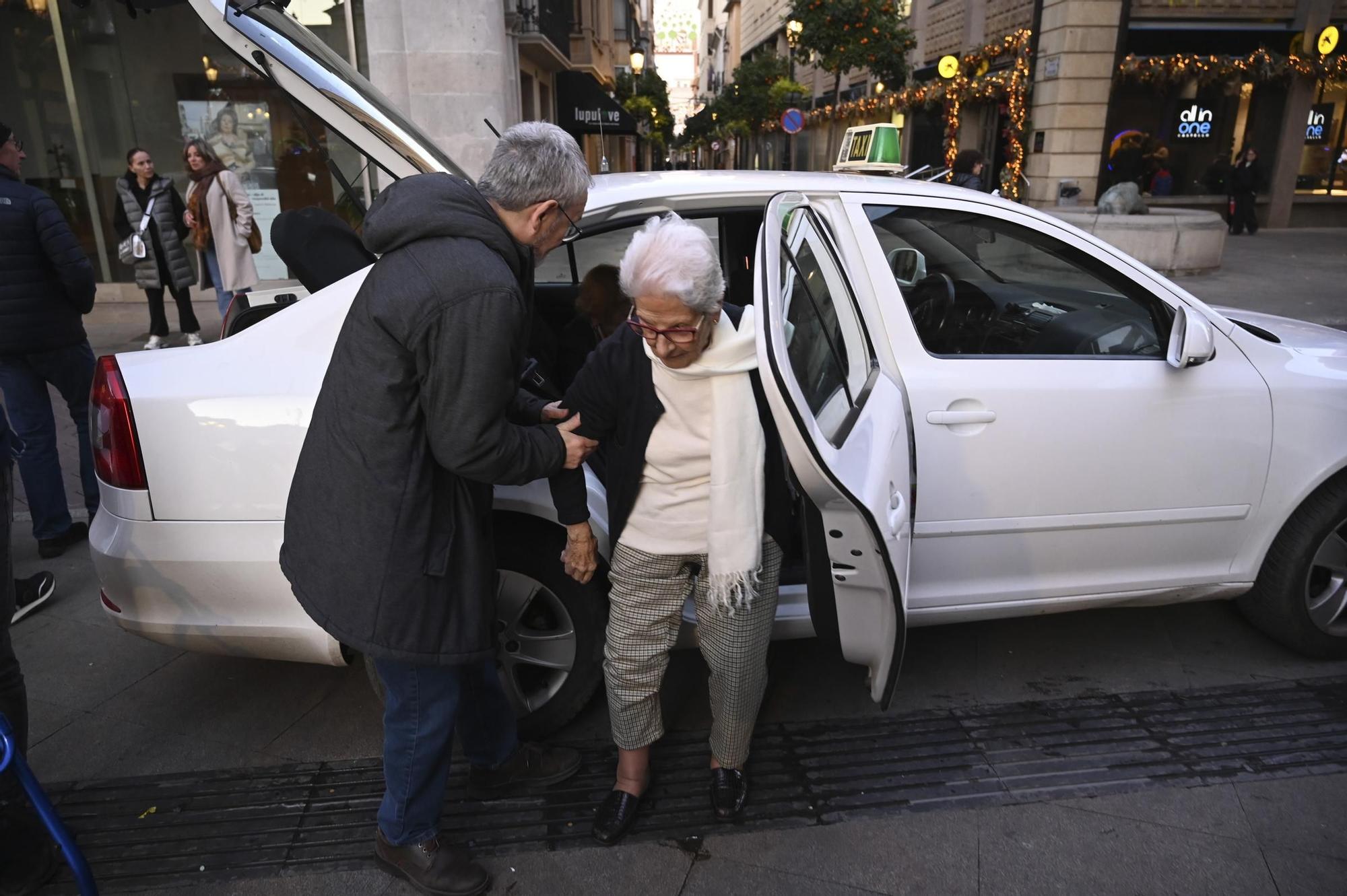 Galería | Los taxistas iluminan la Navidad a los mayores de Castelló