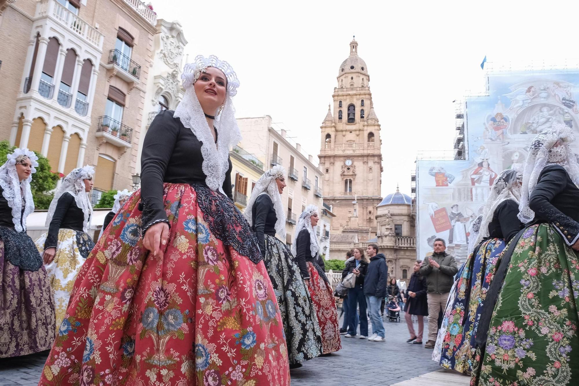 Así ha sido el desfile por las calles de Murcia de las candidatas a Bellea del Foc