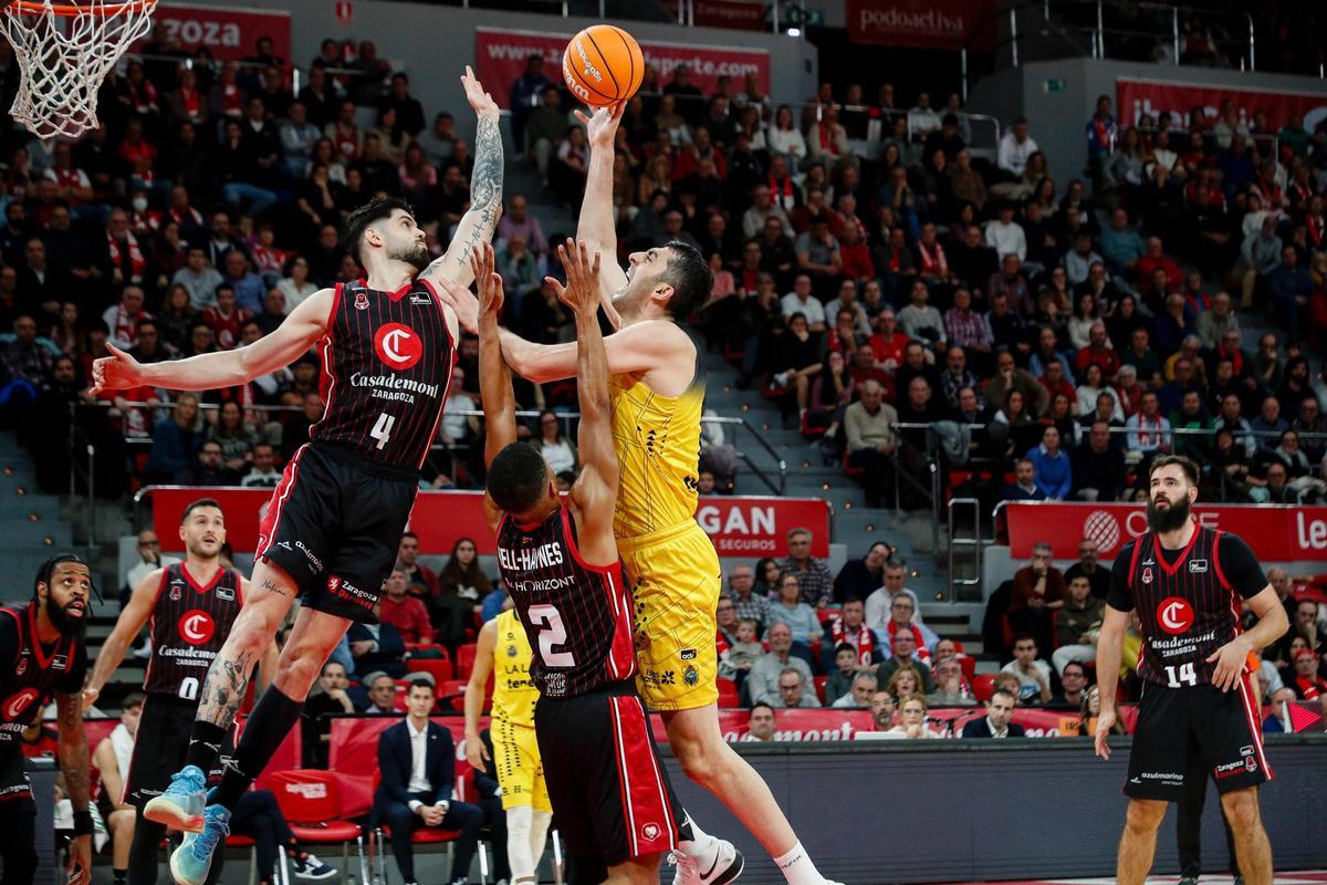 Shermadini trata de anotar nate la defensa del Zaragoza.