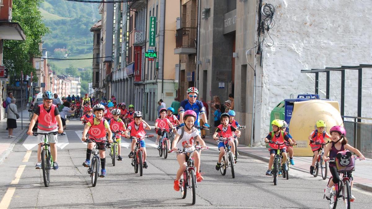 Un grupo de niños, pedaleando por las calles de Pola de Lena.