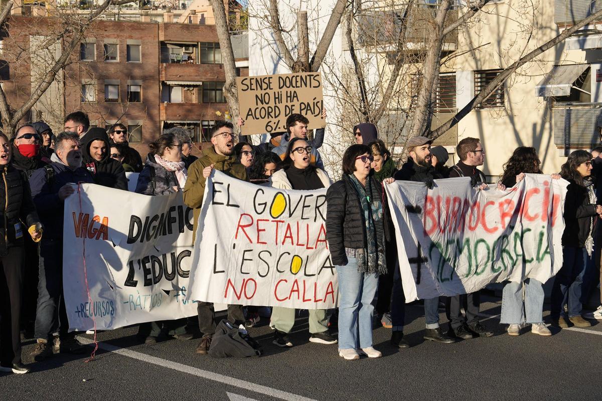 Docentes en huelga cortan la C-31 en la frontera entre Badalona y Sant Adrià, y la Gran Via y la Ronda de Dalt en Barcelona