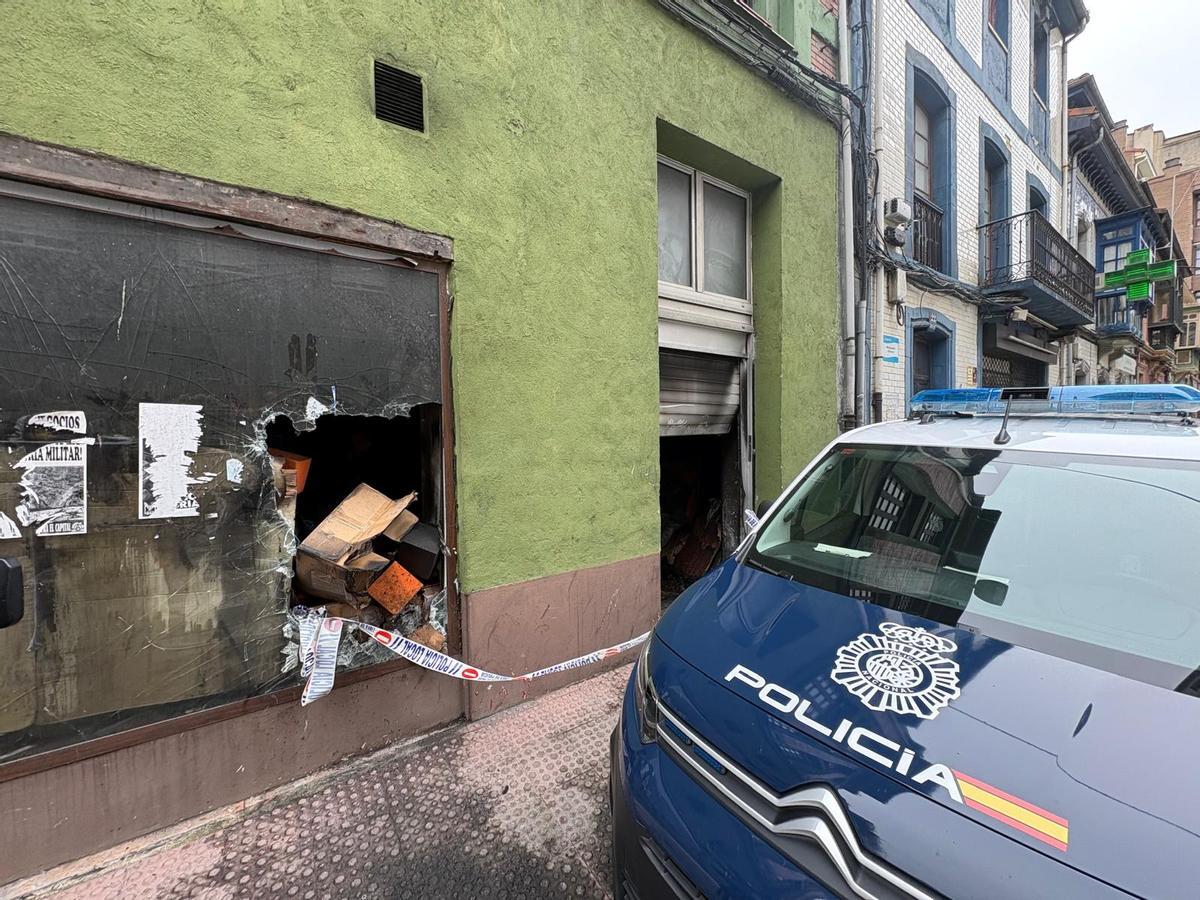 Local de La Felguera en el que falleció un comerciante chino en un incendio