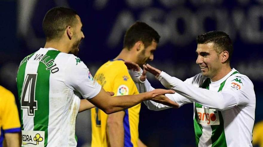 Reyes, a la derecha, choca las manos con Vallejo durante un partido del Córdoba.