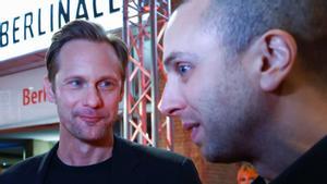 El actor Alexander Skarsgard mirando al director de Infinity pool, Brandon Cronenberg, en la Berlinale 2023