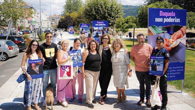 Autoras y representantes del Concello en la inauguración. | PEDRO MINA