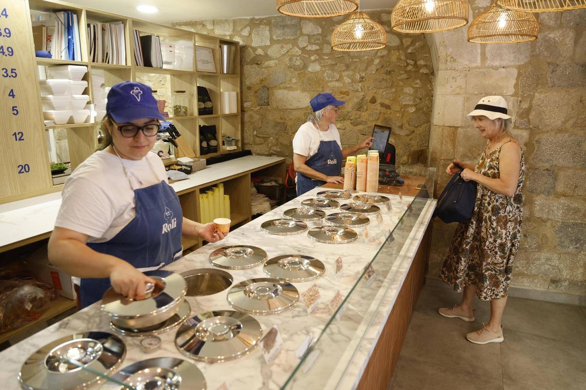 Les dependentes Tiffany Albiol i Pili Ferrer de la gelateria Roli.