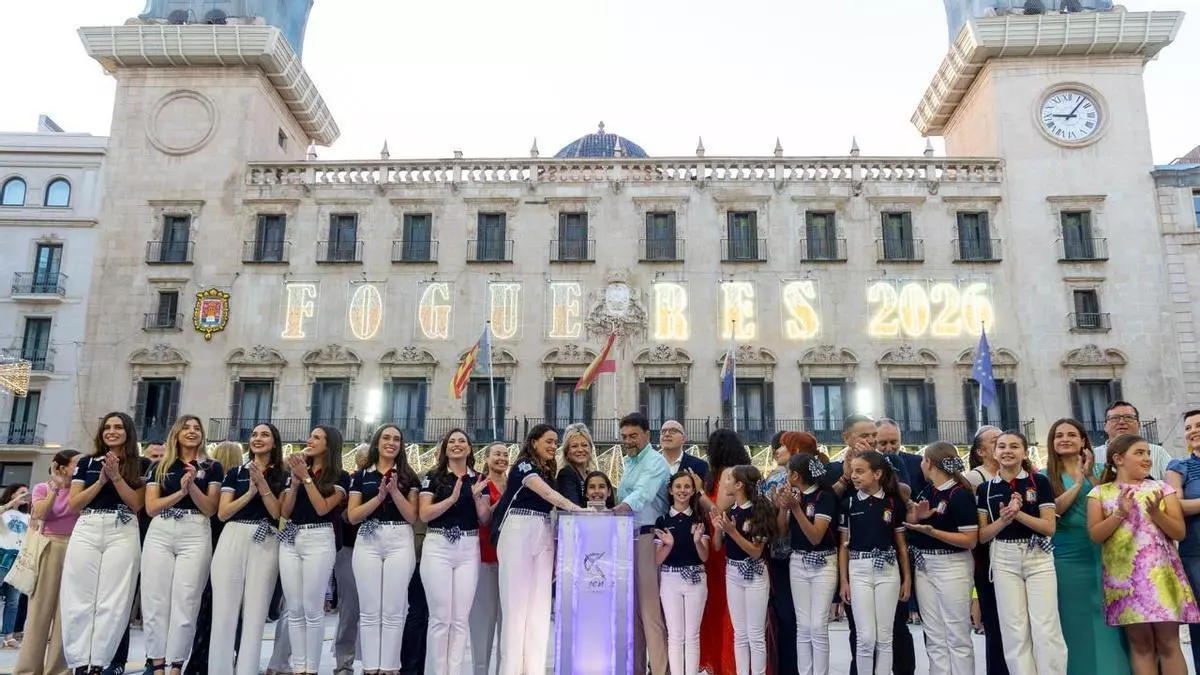 Alicante enciende las Hogueras con un renovado "Fogueres 2026"