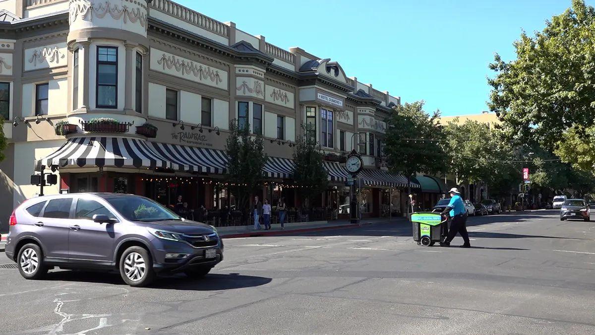 Un coche eléctrico circulando por una ciudad de California