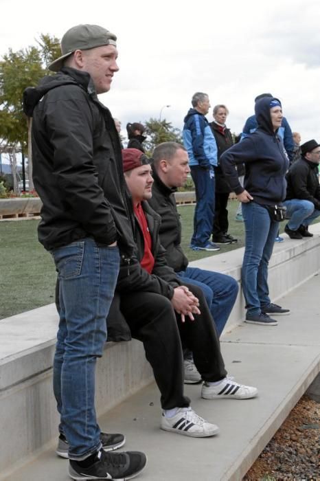 Hertha-Fans schauen beim Training zu.