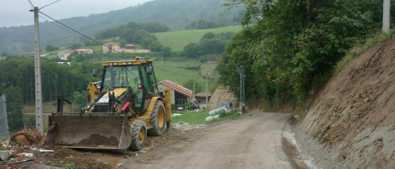 El camino de entrada a Norón, en obras.