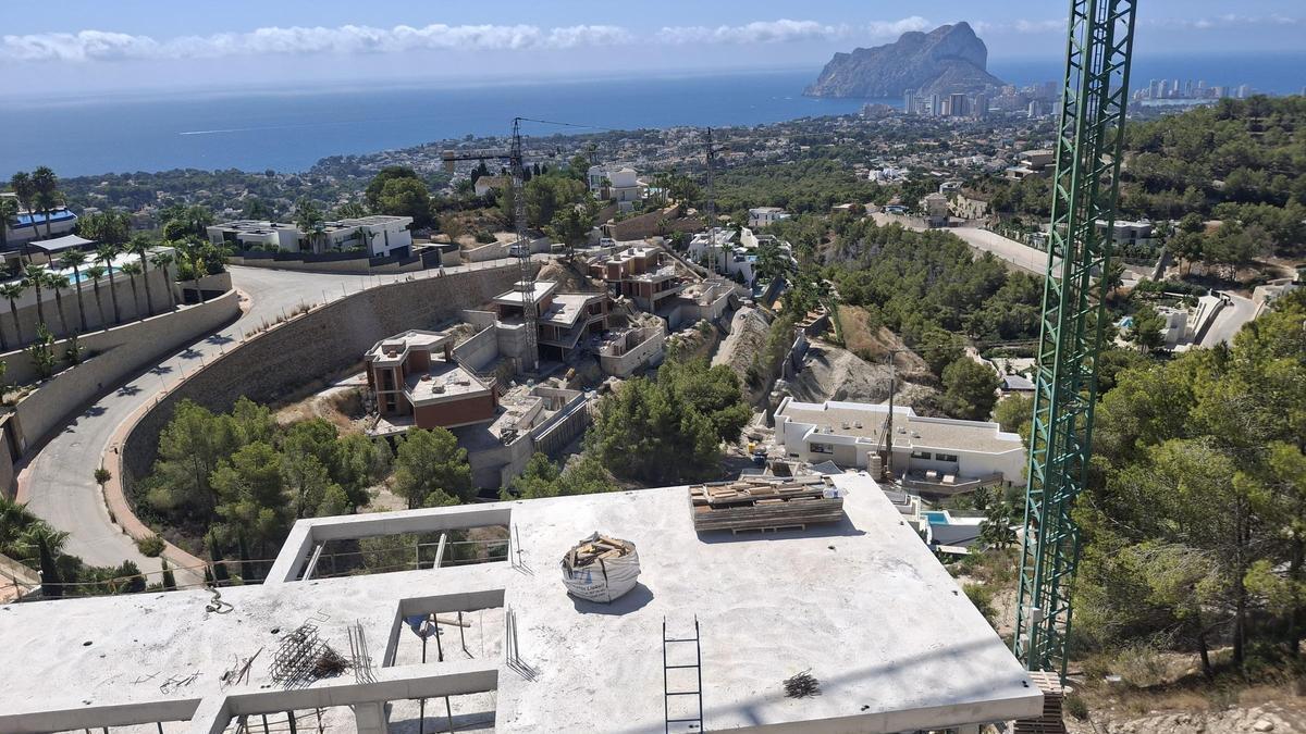 Obras y grúas en una ladera que se asoma a Calp y al Penyal d'Ifac