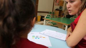 Una docente ayuda a una alumna en la escuela Vedruna Immaculada de Barcelona.