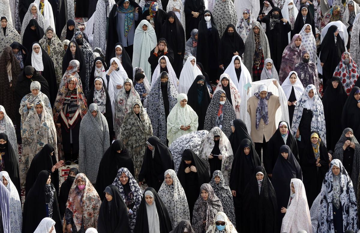 Los musulmanes celebran el fin del Ramadán. Fiesta del Eid al-Fitr en el santuario de Abdol-Azim, en Teherán (Irán).