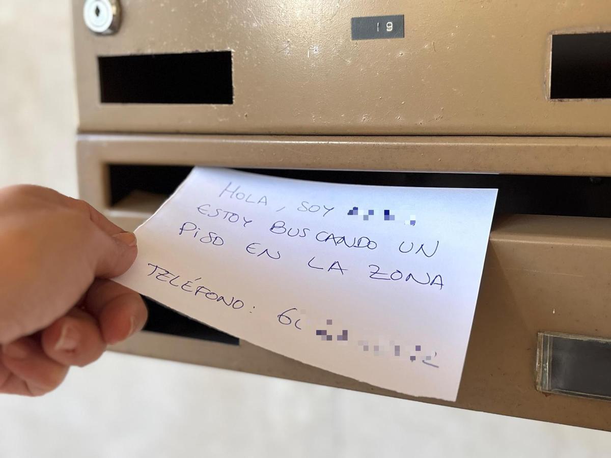 Mensaje aparecido en el buzón de una vivienda en el centro de Badajoz para localizar pisos en venta.