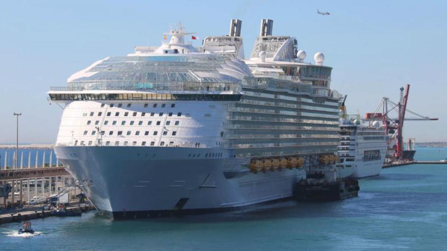 Un creuer al port de Barcelona, en una imatge d&#039;arxiu.